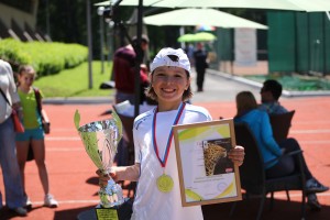 Юные теннисисты Новокузнецка празднуют победу-3