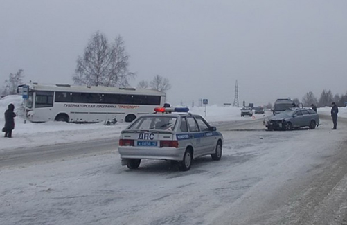 Тайга кемерово автобус завтра. ДТП на трассе Кемерово Мариинск сегодня. ДТП трасса Кемерово /Тайга. Кемерово Тайга автобус.