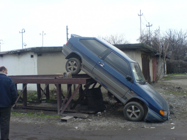 В Тайге пьяный водитель заехал на территорию ГИБДД