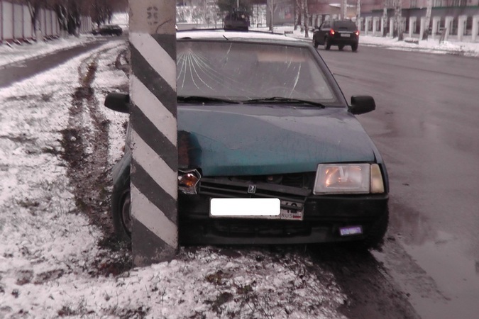 В Кузбассе водитель ВАЗа врезался в столб, убегая от полицейских
