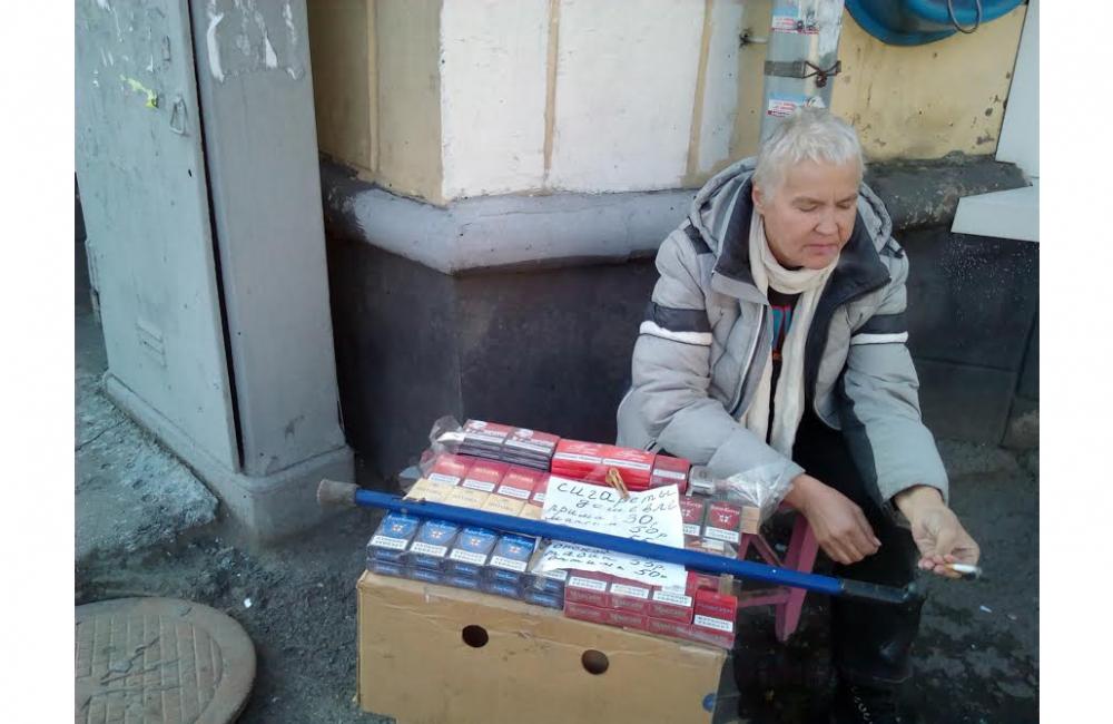 Можно торговать сигаретами. Бабушка продает сигареты. Сигареты на рынке. Сигареты на улице. Бабки торгуют сигаретами.