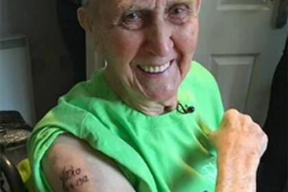 04-летний британец стал самым старым в мире клиентом тату-салона