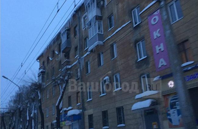 Сосульки и снег на крышах угрожают новокузнечанам