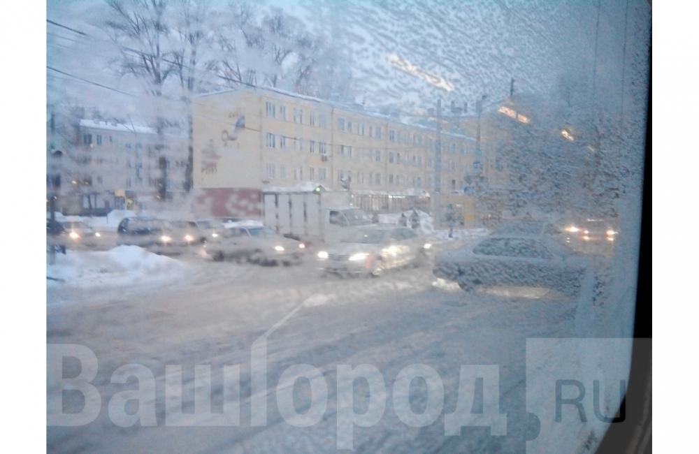 В центре Новокузнецка не работает светофор: на перекрестке творится неразбериха