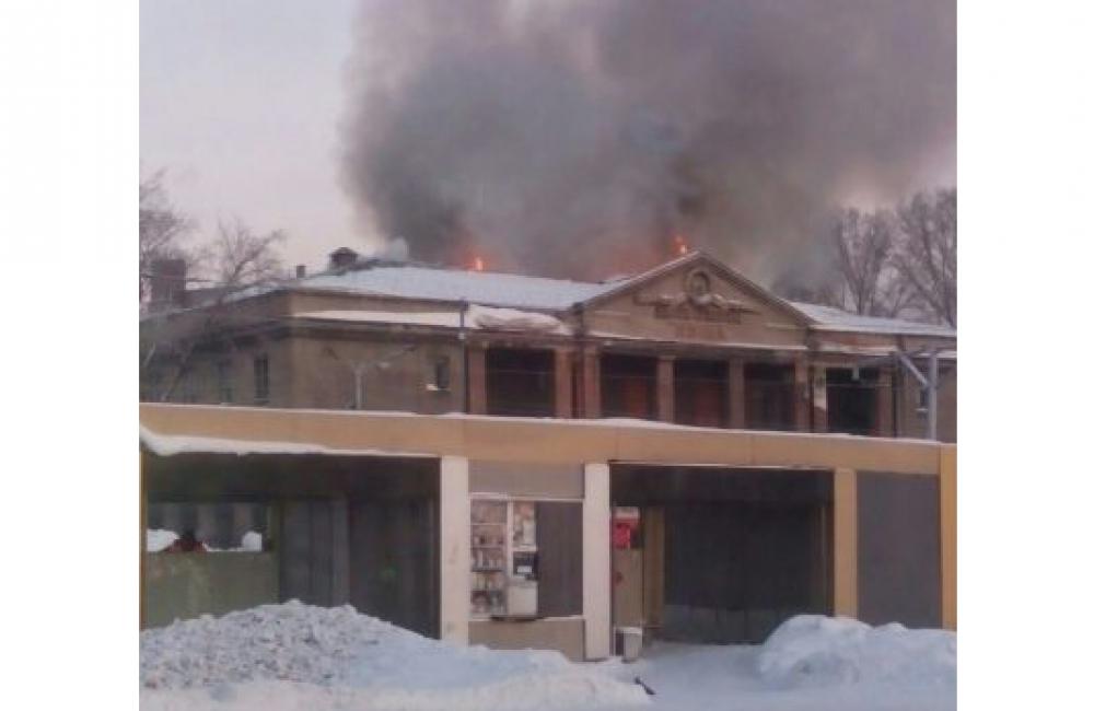 В Кузбассе загорелось здание старого дворца культуры