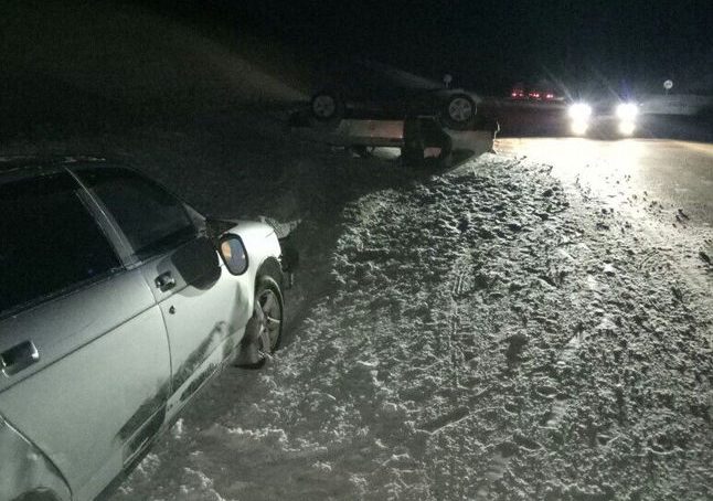 Водители устроили драку возле перевернувшейся на кузбасской трассе "девятки"
