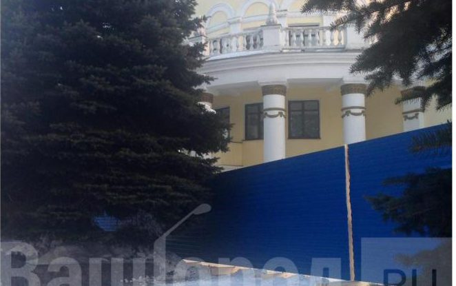 Кинотеатр в Новокузнецке обнесли забором