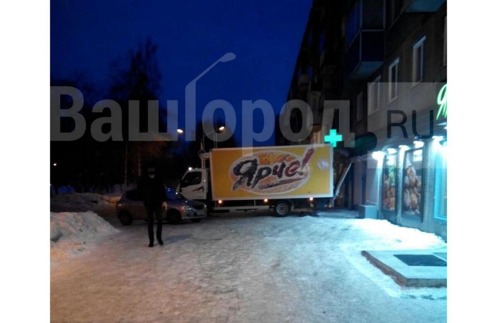 Грузовые авто магазина «захватили» тротуар у новокузнечан