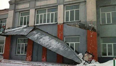 Демонтаж козырька над входом в школу соцсети приняли за обрушение