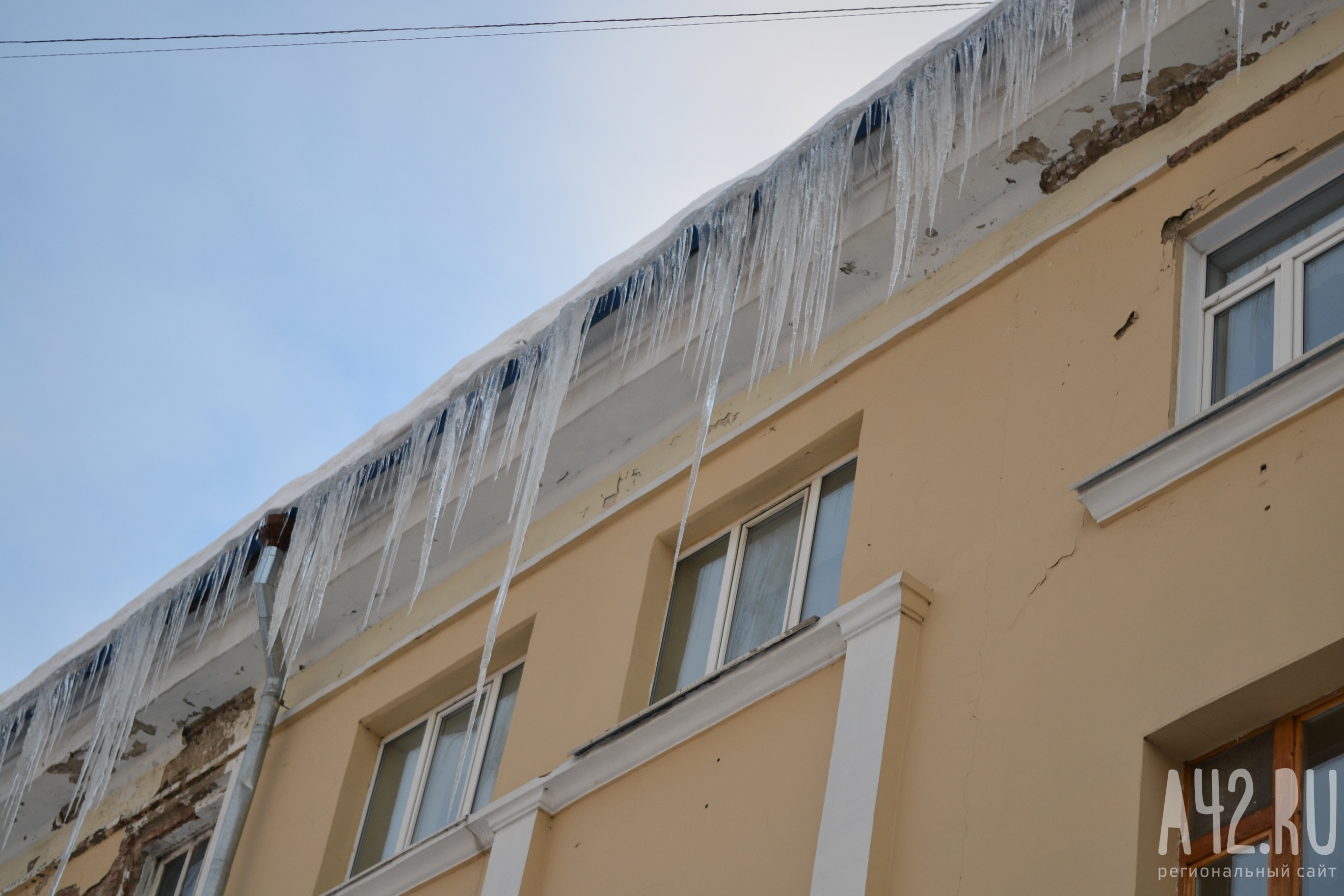 Кузбассовцев предупреждают об опасных сосульках