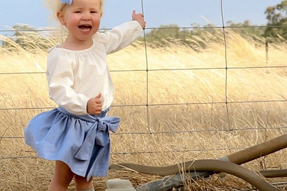 Двухлетняя австралийка случайно сфотографировалась с ядовитой змеей