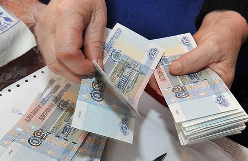 Только треть расходов россиян пришлась на наличные