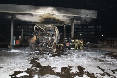 Фото: в Новокузнецке на АЗС сгорел автобус