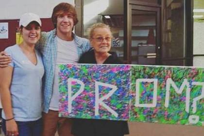 Американскому школьнику запретили прийти на выпускной бал с бабушкой