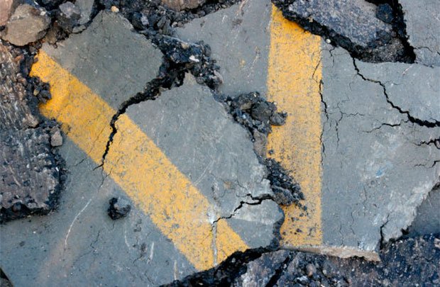 В Новокузнецке взорвался асфальт: повредило маршрутку