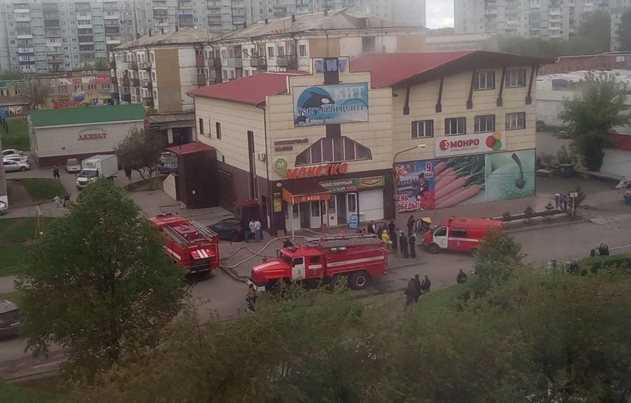 В кузбасском торговом центре загорелся склад с обувью