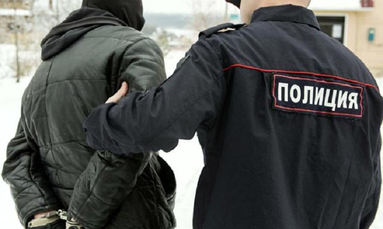 В НОВОКУЗНЕЦКЕ ДЕБОШИР РАЗБИЛ ДВЕРЬ АВТОБУСА