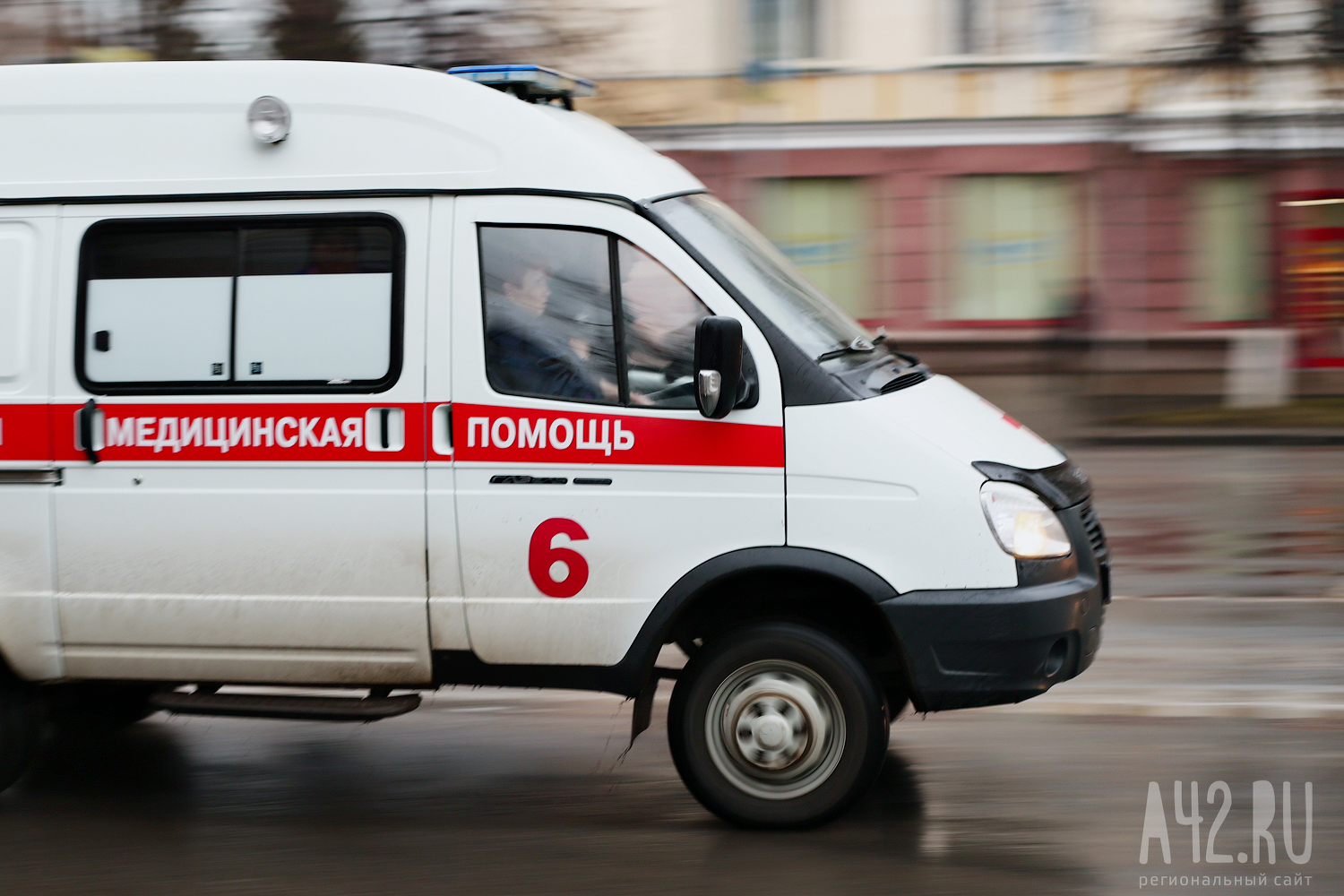 В НОВОКУЗНЕЦКЕ ВАЗ ВРЕЗАЛСЯ В ОГРАЖДЕНИЕ И ДЕРЕВО — ЕСТЬ ПОСТРАДАВШИЕ —  Новости Новокузнецка сегодня, новости дня, последние новости