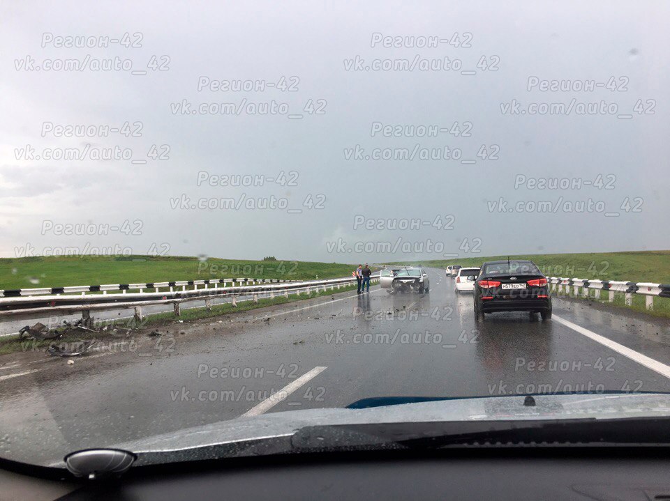 НА КУЗБАССКОЙ МАГИСТРАЛИ ТРИ МАШИНЫ УГОДИЛИ В ДТП