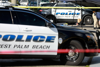 Обнаженного и разбрасывающего деньги грабителя банка арестовали в США