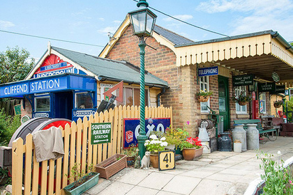 Британский пенсионер построил железнодорожную станцию у себя во дворе