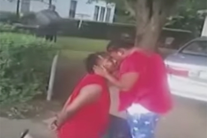 Американец сделал предложение девушке во время своего задержания полицейскими