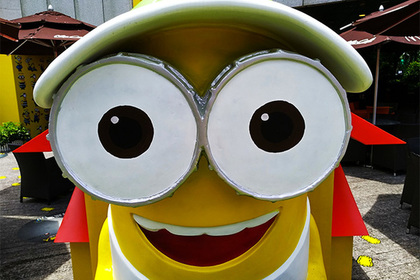 Китайские туристы сплавились по горной реке в костюмах миньонов