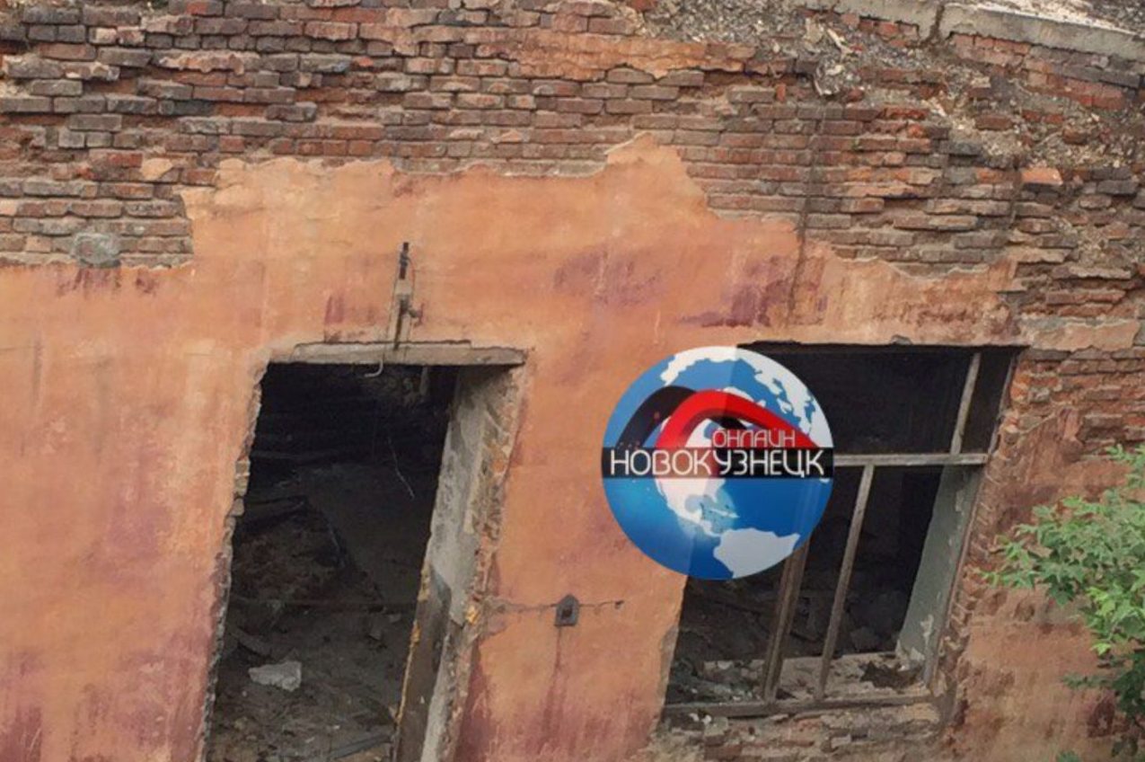 Новокузнечане боятся опасного здания с обвалившейся крышей