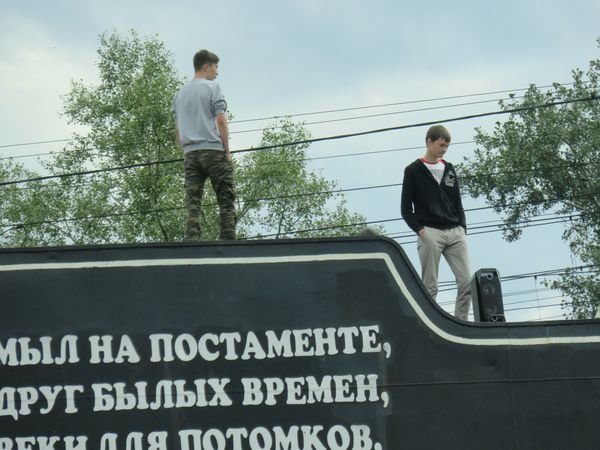 На памятнике Паровозу у Транспортной скачут пацаны.