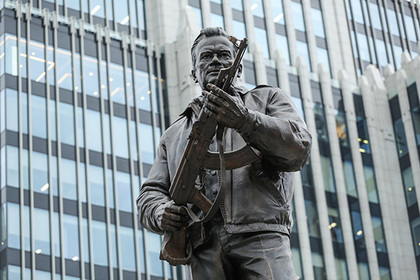 С памятника Калашникову убрали изображение немецкой винтовки