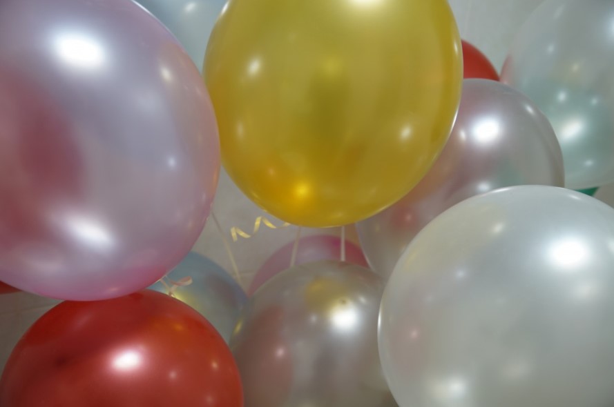 В КУЗБАССЕ ЖЕНЩИНА ПОЛУЧИЛА ОЖОГИ ИЗ-ЗА РАЗРЫВА ШАРОВ НА ДНЕ РОЖДЕНИЯ ДОЧЕРИ