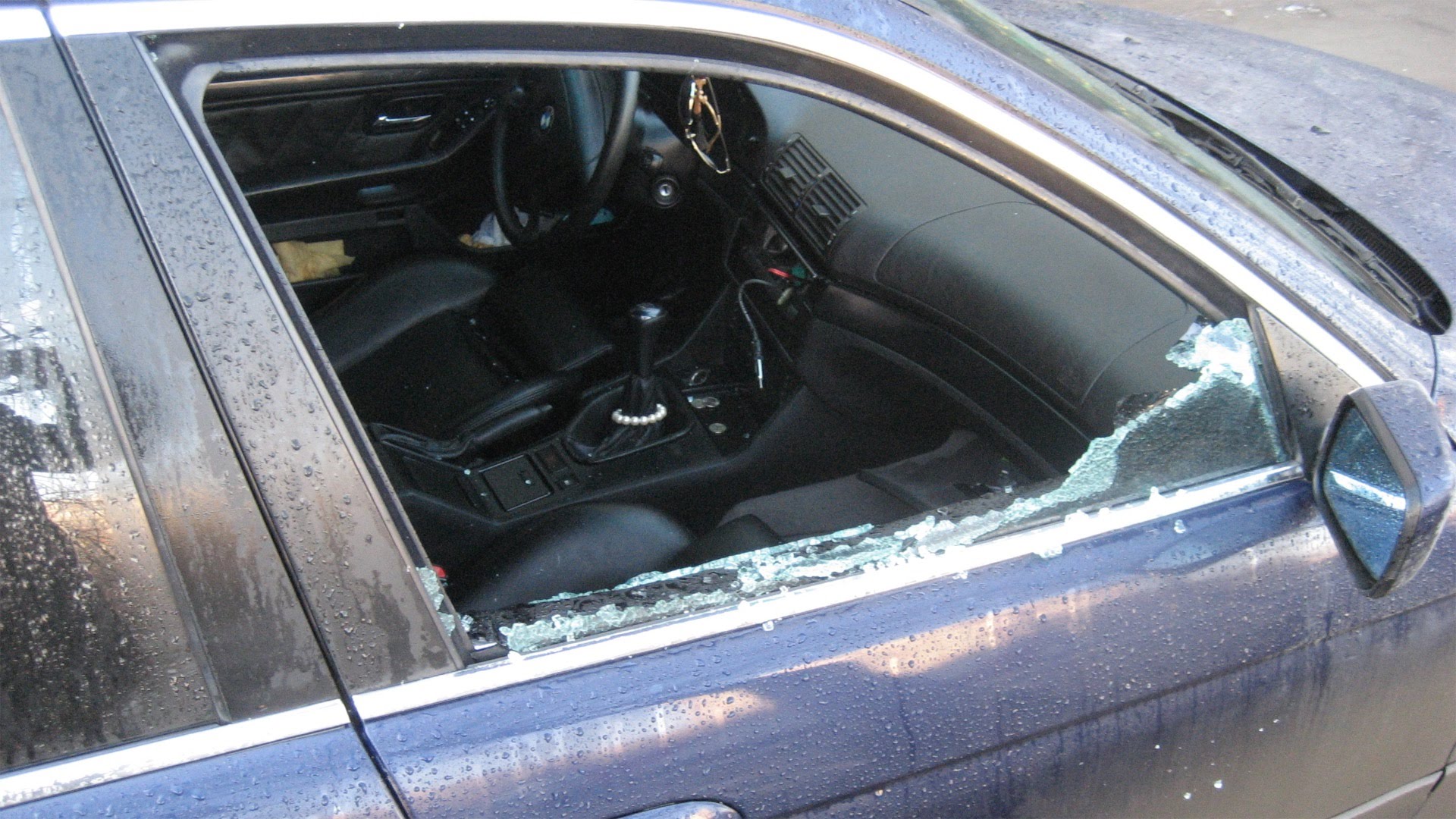 Разбили стекло в машине