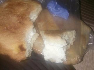 Новокузнечанка нашла кусок резиновой перчатки в магазинной выпечке