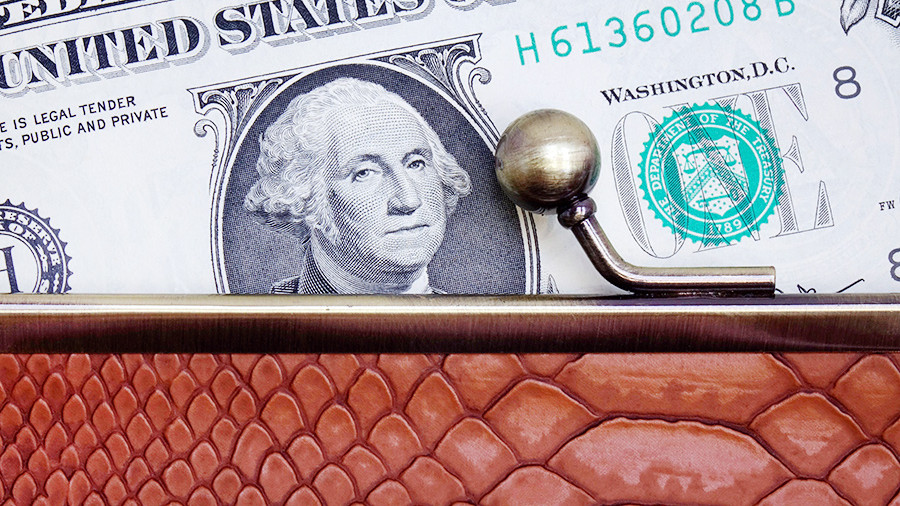 Россияне избавляются от валюты