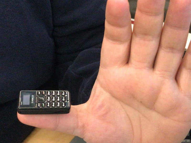 Худшие телефоны 2024. Zanco tiny t1. Самый маленький мобильный телефон. Самый маленький сотовый. Самый маленький в мире мобильник.