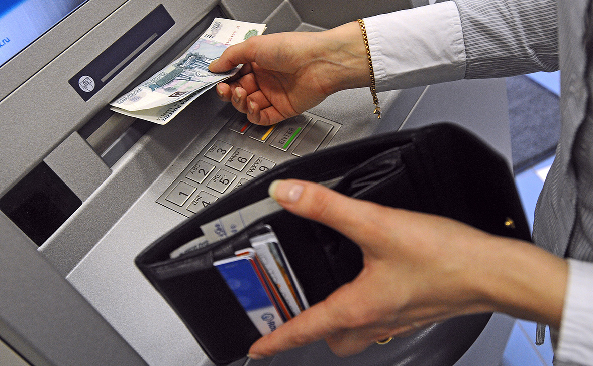 Россияне стали меньше снимать наличных с пластиковых карт