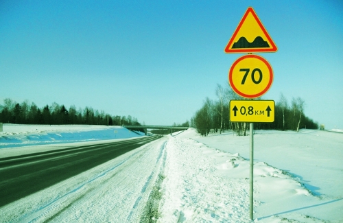 В России предлагают размещать знаки ограничения скорости на салатовых щитах