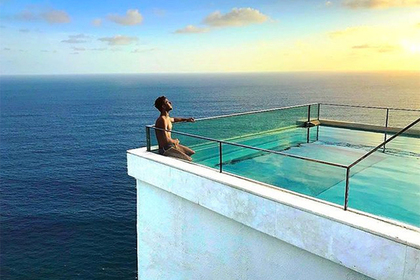 Туристам предложили поплавать в бассейне над пропастью