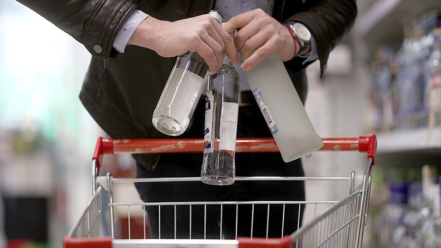 Нелегальное спиртное предлагают уничтожать на месте