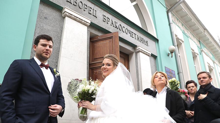 Россияне выходят из свадебного кризиса