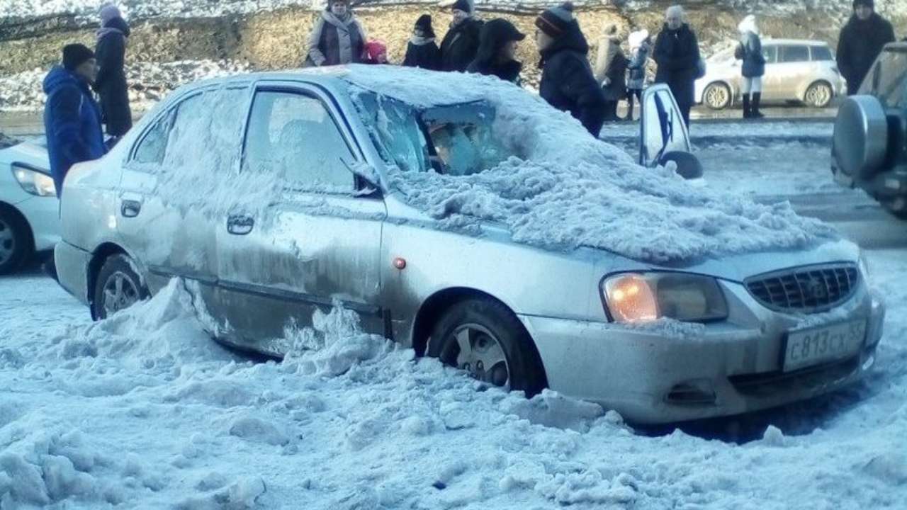 В Кузбассе на машину рухнула ледяная глыба — Новости Новокузнецка сегодня,  новости дня, последние новости