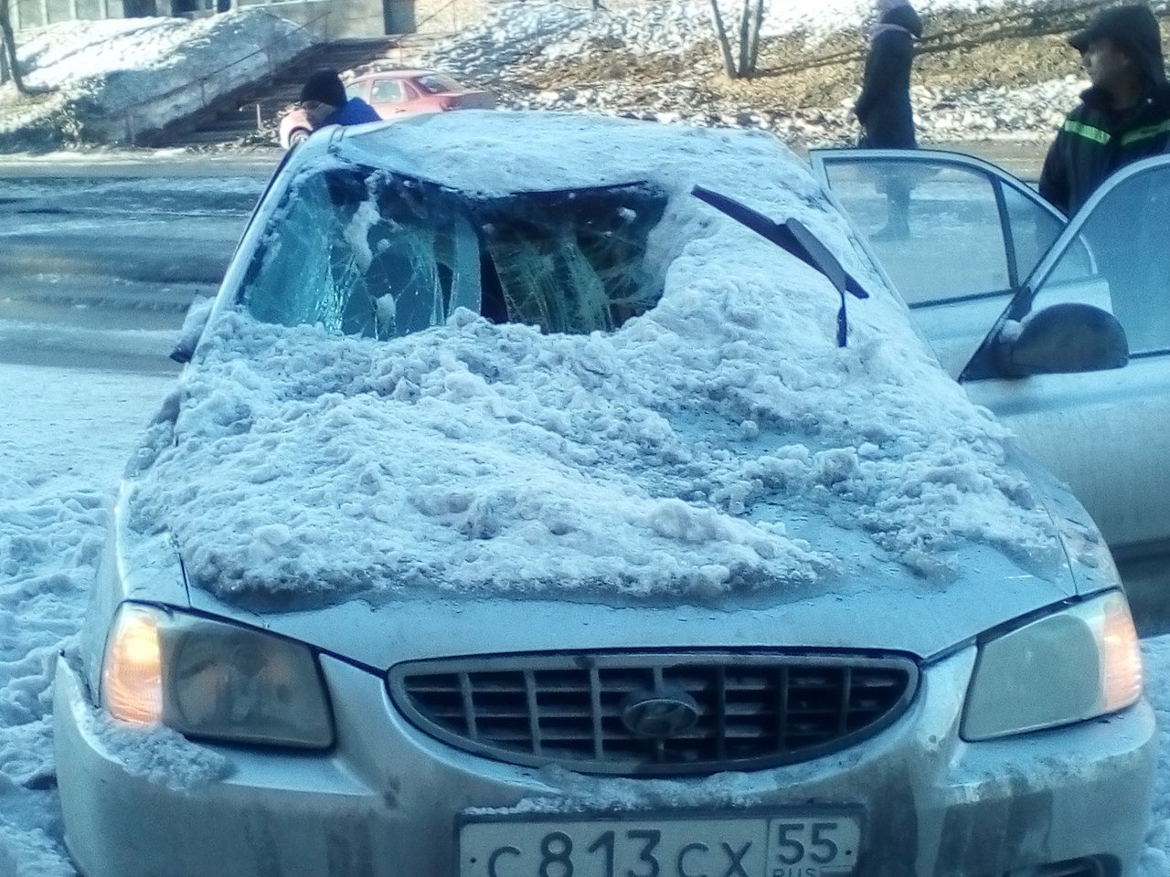 В Кузбассе из-за упавшего с крыши снега пострадала ещё одна машина —  Новости Новокузнецка сегодня, новости дня, последние новости