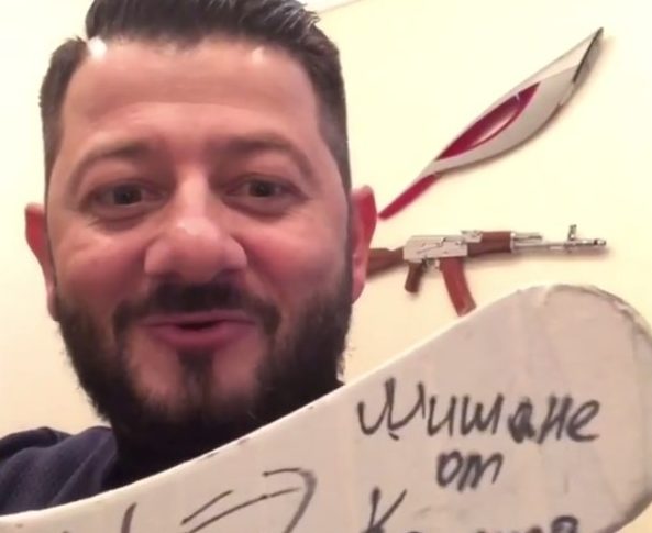 КУЗБАССКИЙ ХОККЕИСТ КИРИЛЛ КАПРИЗОВ ПОДАРИЛ КЛЮШКУ МИХАИЛУ ГАЛУСТЯНУ