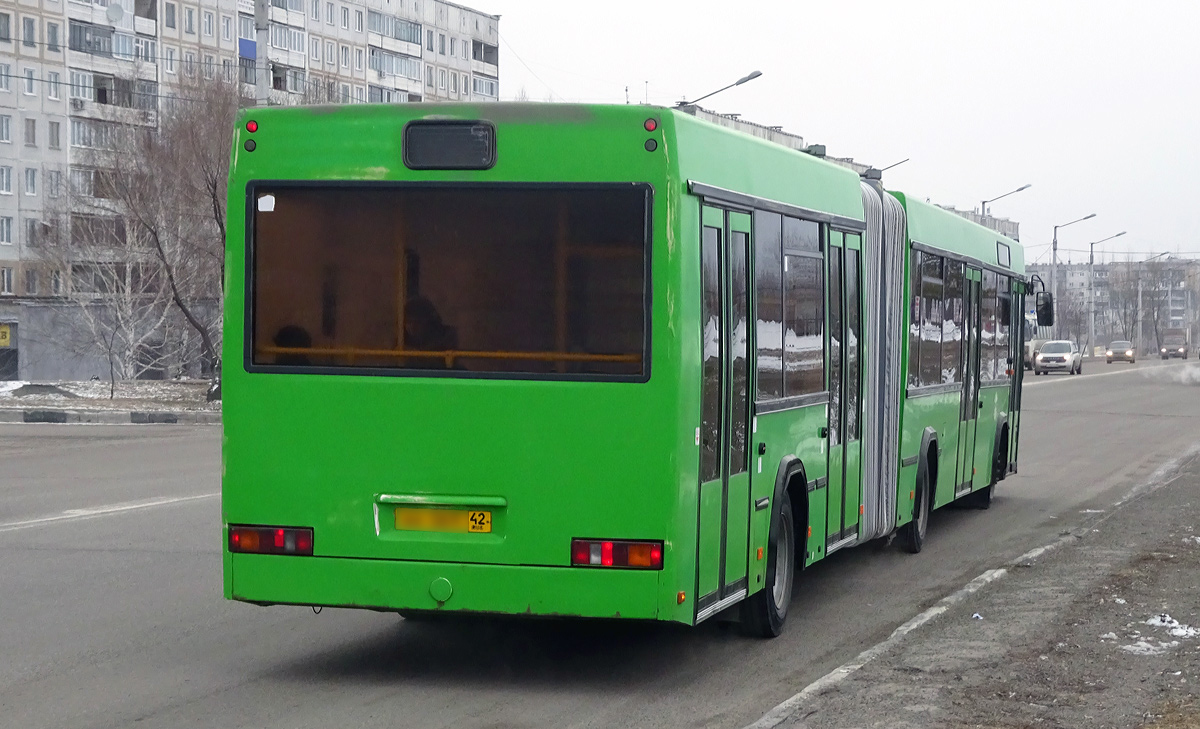 Левый автобус. Новокузнецкий автобус. Муниципальные автобусы Новокузнецк. МАЗ АА 086 Новокузнецк. Автобус 1 Березовский Кемеровская область.