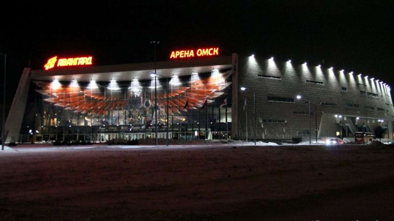 Арена омск фото. Арена здание Омск. Арена Омск ночью. Арена Омск до перестройки. Зимний Омск Арена Омск.