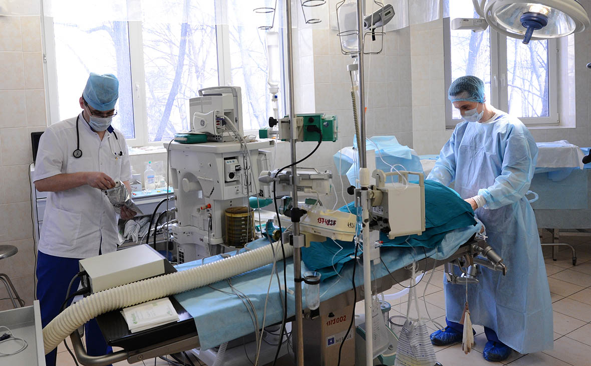 Зарплаты в большинстве больниц России не попали в границы майских указов