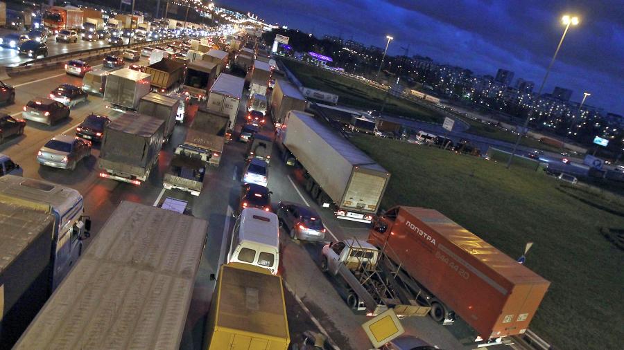 Взвесят на штраф: в России усилят контроль за грузовиками