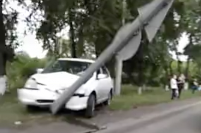 В Новокузнецке легковой автомобиль влетел в столб