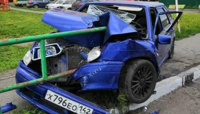 Улица революции 39 осинники. Аварии осинники. Аварии на дорогах ваз 2109 в осинниках на дорогах. Авария в осинниках вчера. Легковушка.