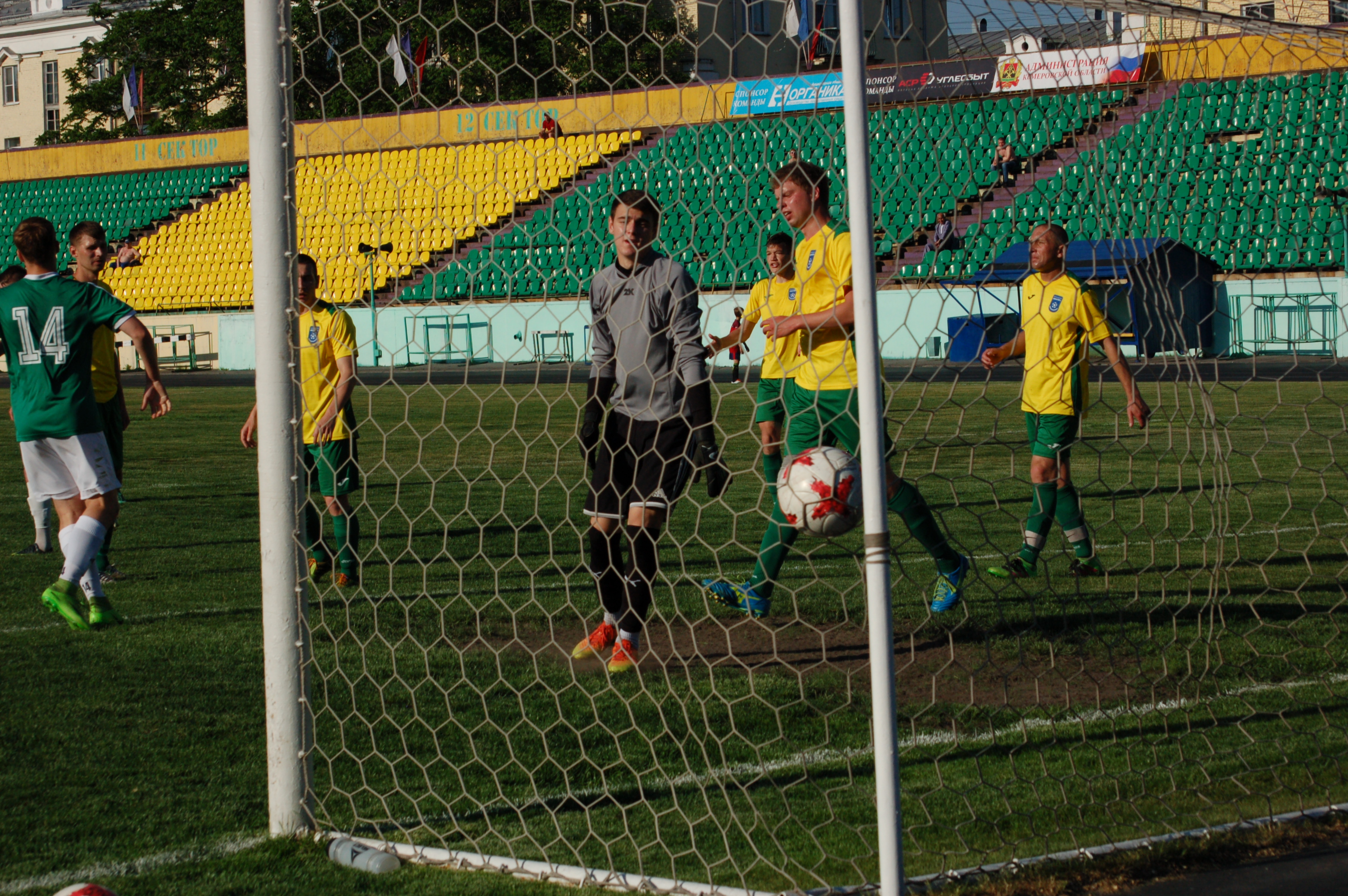 Футбол. Первенство Кузбасса. За две оставшиеся путевки в финал